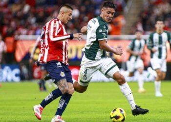 Chivas derrota a Santos y arranca Clausura 2025 con el pie derecho