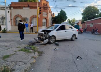 Fuerte choque de autos en el crucero de las calles 21 y Juárez de Cd Victoria