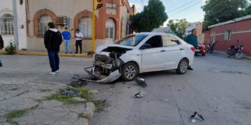 Fuerte choque de autos en el crucero de las calles 21 y Juárez de Cd Victoria