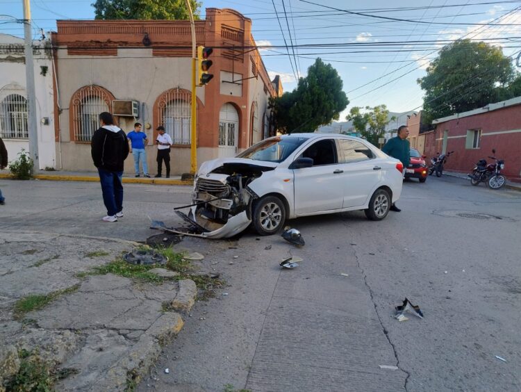 Fuerte choque de autos en el crucero de las calles 21 y Juárez de Cd Victoria
