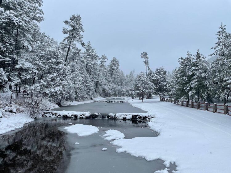 Intensas nevadas afectan a la zona serrana del estado de Chihuahua, México