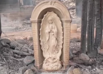Estatua de la Virgen de Guadalupe queda intacta tras incendio en Los Ángeles 