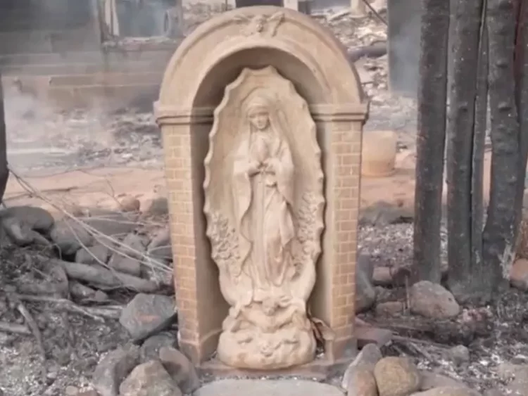 Estatua de la Virgen de Guadalupe queda intacta tras incendio en Los Ángeles 