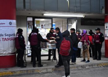 Apoya Guardia Estatal de Género con alimentos y bebidas calientes a viajeros