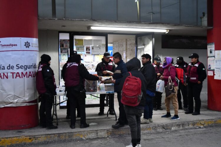Apoya Guardia Estatal de Género con alimentos y bebidas calientes a viajeros