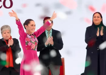 Claudia Sheinbaum rinde en el zócalo de la CDMX informe de sus 100 días de gobierno