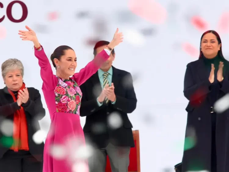 Claudia Sheinbaum rinde en el zócalo de la CDMX informe de sus 100 días de gobierno