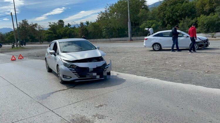 Fuerte choque vehicular en crucero de calles Michoacán y Eje Vial