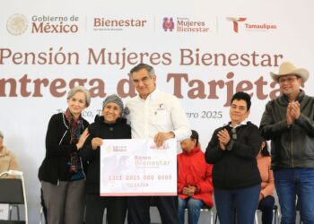 Entrega Américo Villarreal tarjetas del programa “Mujeres Pensión Bienestar”