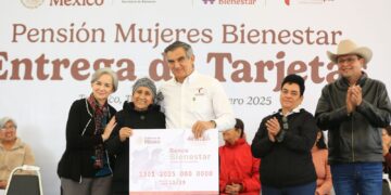 Entrega Américo Villarreal tarjetas del programa “Mujeres Pensión Bienestar”