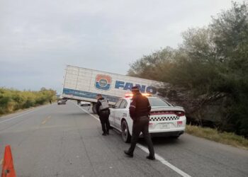 Tráiler sale de la carretea a la altura de Villagrán