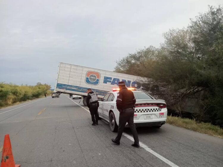 Tráiler sale de la carretea a la altura de Villagrán