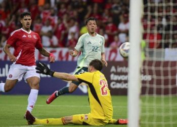 México se impone 2-0 en su visita al Internacional de Porto Alegre