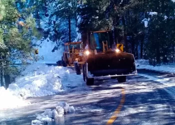 Continúan abriendo carreteras por nevadas en Chihuahua