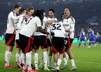 Raúl Jiménez brilla en el triunfo del Fulham 2-0 sobre Leicester