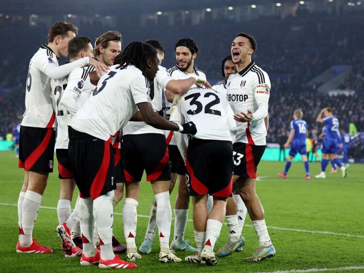 Raúl Jiménez brilla en el triunfo del Fulham 2-0 sobre Leicester