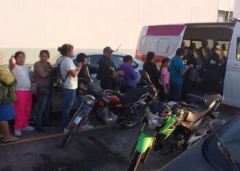 Entrega Guardia Estatal de Género alimentos y bebidas calientes en hospital de Tampico