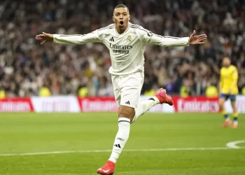 Real Madrid remonta, golea y es nuevo líder de LaLiga