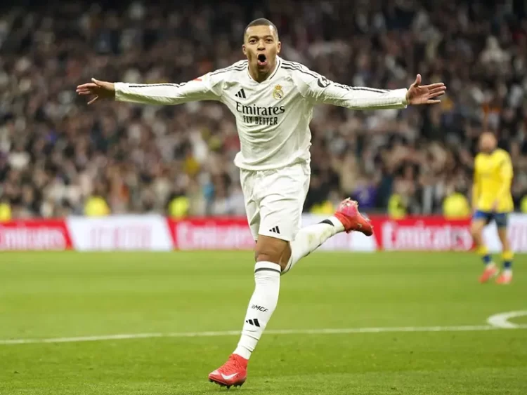 Real Madrid remonta, golea y es nuevo líder de LaLiga