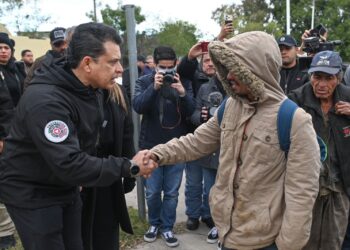 Visitan alcalde Gattás y esposa albergue y familias vulnerables al frío en colonias de Victoria