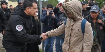 Visitan alcalde Gattás y esposa albergue y familias vulnerables al frío en colonias de Victoria