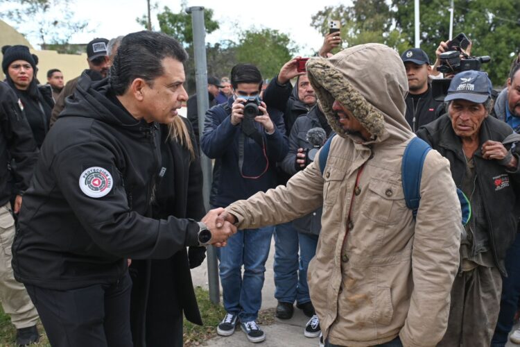 Visitan alcalde Gattás y esposa albergue y familias vulnerables al frío en colonias de Victoria