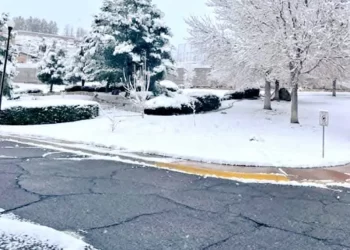 Avenida se convierte en ‘Pista de hielo’ en Chihuahua; chocan 10 vehículos por deslizamiento