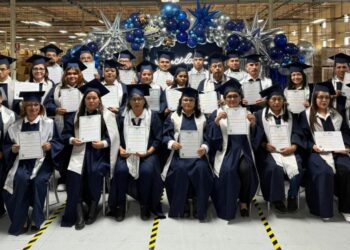 Entrega ITEA certificados de educación secundaria a trabajadores de maquiladora