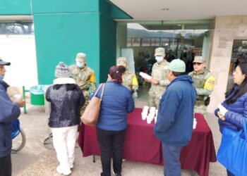 Militares del 77 Batallón llevan alimentos calientes a familias de internados en hospitales victorenses