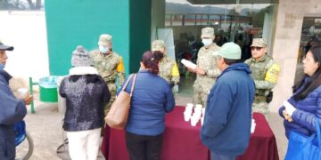 Militares del 77 Batallón llevan alimentos calientes a familias de internados en hospitales victorenses