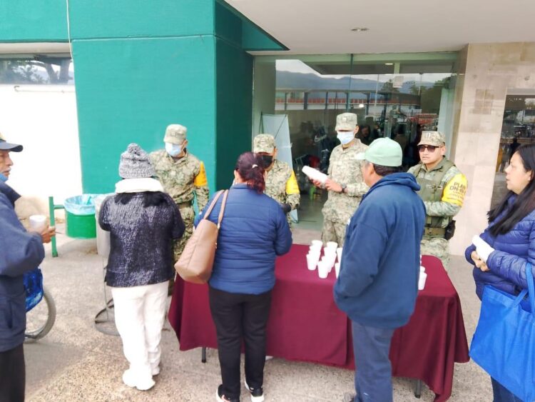 Militares del 77 Batallón llevan alimentos calientes a familias de internados en hospitales victorenses
