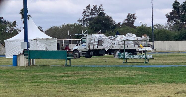 Arman carpas gigantes en Tamaulipas para recibir a migrantes deportados