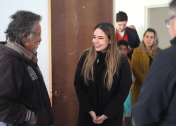 Visita Lucy de Gattás a familias en el albergue del DIF Victoria.