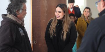 Visita Lucy de Gattás a familias en el albergue del DIF Victoria.