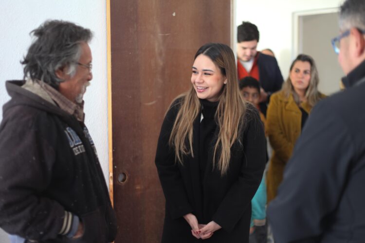 Visita Lucy de Gattás a familias en el albergue del DIF Victoria.