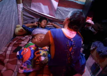 Juez de EU frena orden de Trump para poner fin a la ciudadanía por nacimiento