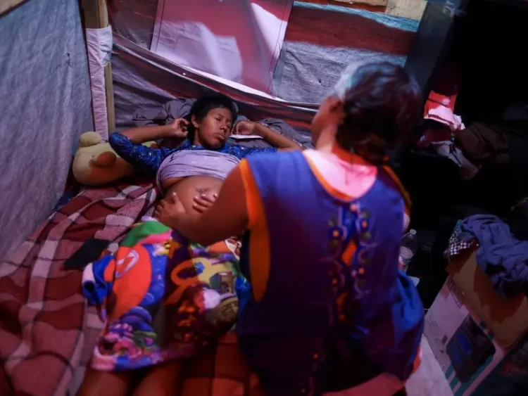 Juez de EU frena orden de Trump para poner fin a la ciudadanía por nacimiento