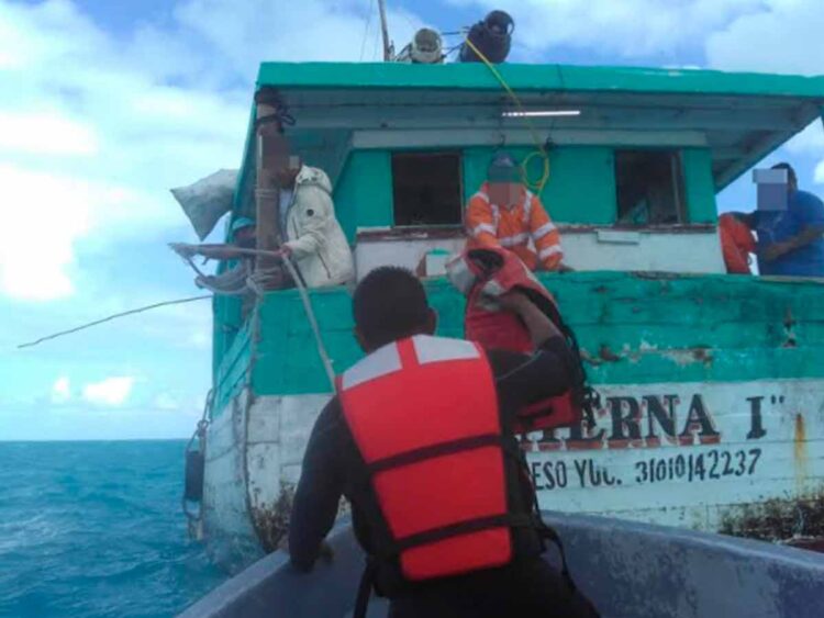 Semar rescata a cuatro náufragos en Yucatán