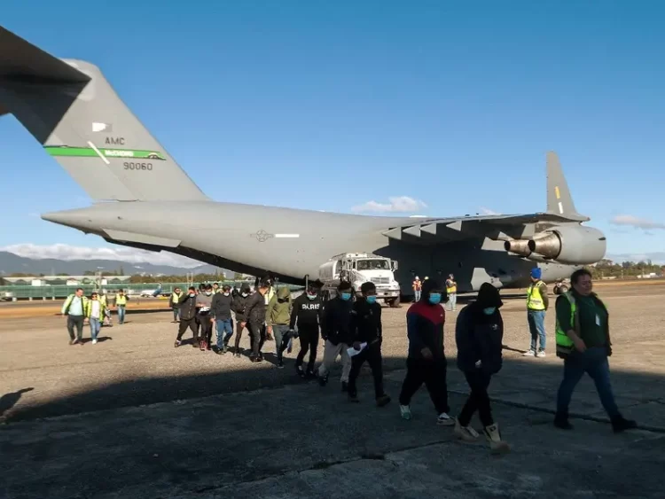 Plan antinmigración de Trump repatría en avión a 265 guatemaltecos