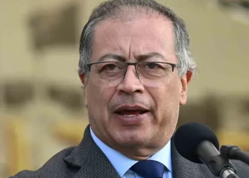 Petro demanda a estadounidenses en Colombia regularizar su estatus migratorio