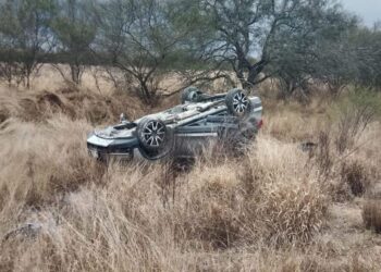 Vuelca vehículo de Gerardo Illoldi en carretera Victoria-Matamoros; se salvan de milagro