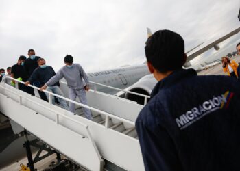 Regresan 200 migrantes colombianos deportados tras breve crisis entre Petro y Trump