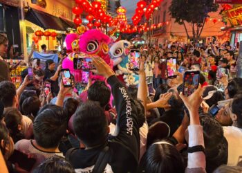 Visitantes abarrotan el Barrio Chino y festejan el Año de la Serpiente de Madera en CDMX