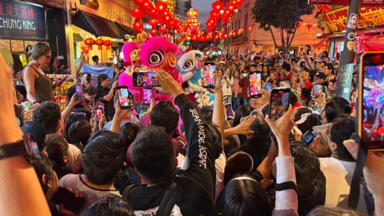Visitantes abarrotan el Barrio Chino y festejan el Año de la Serpiente de Madera en CDMX