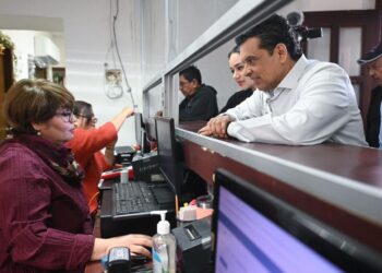 Cumplen Presidente y funcionarios de Gobierno de Victoria con pago de impuesto predial.