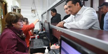 Cumplen Presidente y funcionarios de Gobierno de Victoria con pago de impuesto predial.