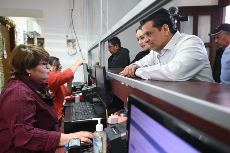 Cumplen Presidente y funcionarios de Gobierno de Victoria con pago de impuesto predial.