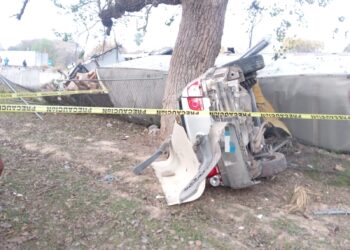 Mueren dos personas al chocar auto contra tráiler en El Barretal, Padilla, Tamaulipas