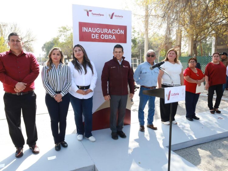 Entrega Ayuntamiento de Victoria calle de concreto hidráulico y colector en Infonavit Adelitas.