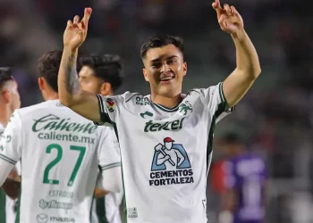 León viene de atrás y derrota 2-1 a Mazatlán